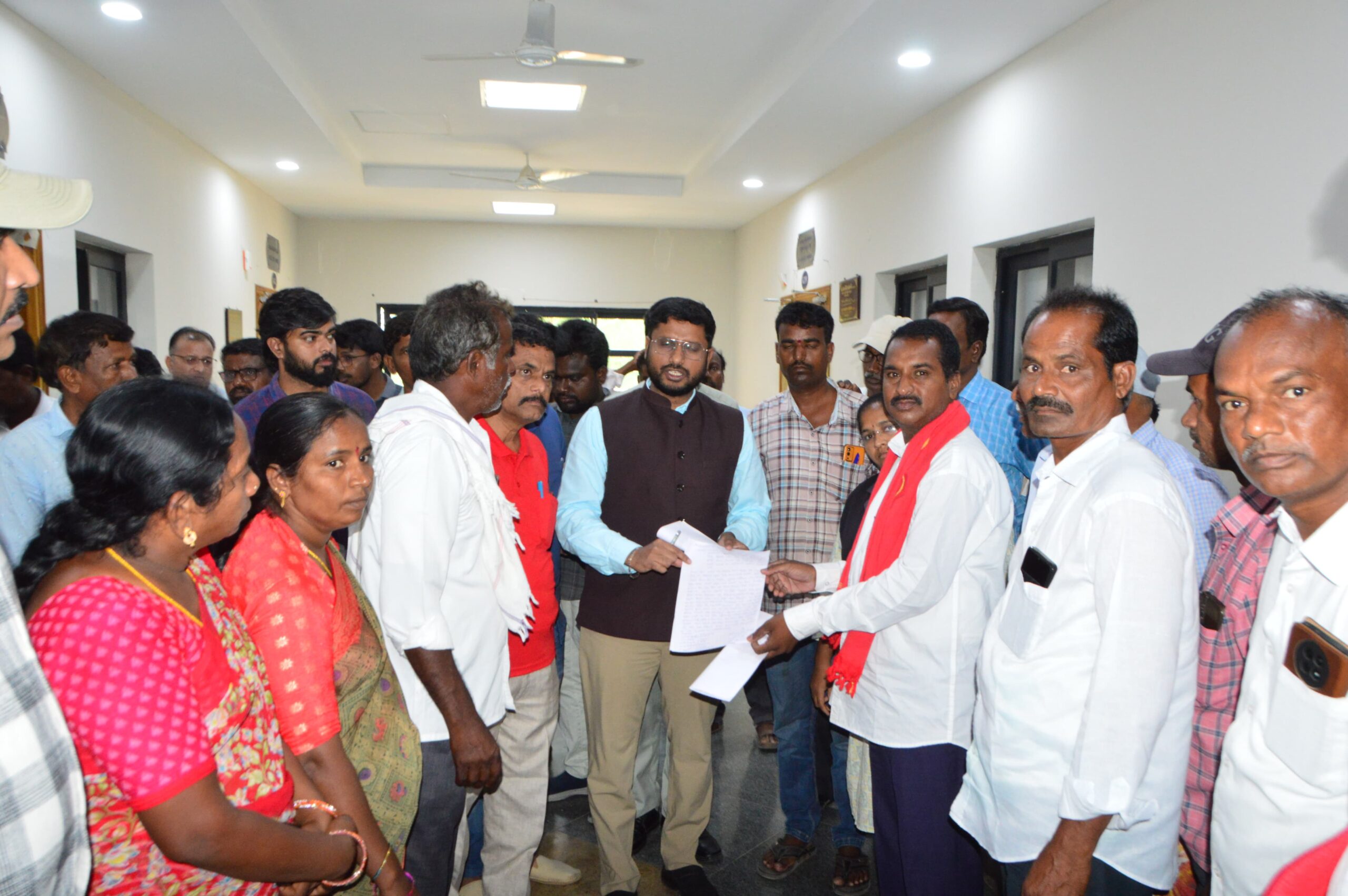 ప్లాటు కోల్పోయిన వారిని ఆదుకోండి– గజానికి రూ.15 వేల నష్టపరిహారం ఇవ్వాలి