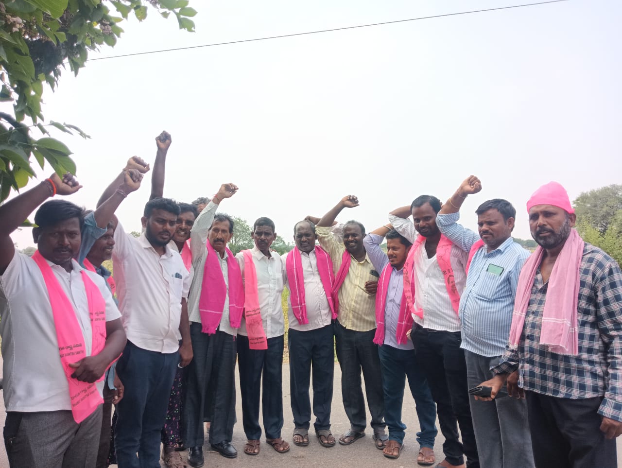 గుండ్లసాగర్ నుంచి బీఆర్ఎస్ రజతోత్సవ సభకు ఊరేగింపు