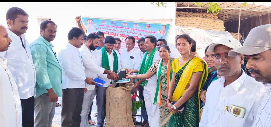 ఒంటిమామిడిపల్లిలో వరి ధాన్యం కొనుగోలు కేంద్రం ప్రారంభం