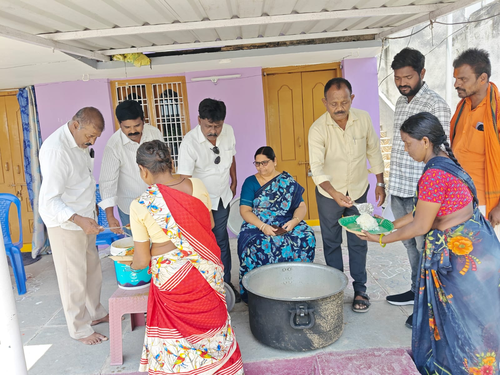వరంగల్ లో పారిశుద్ధ కార్మికులకు భోజన సౌకర్యం