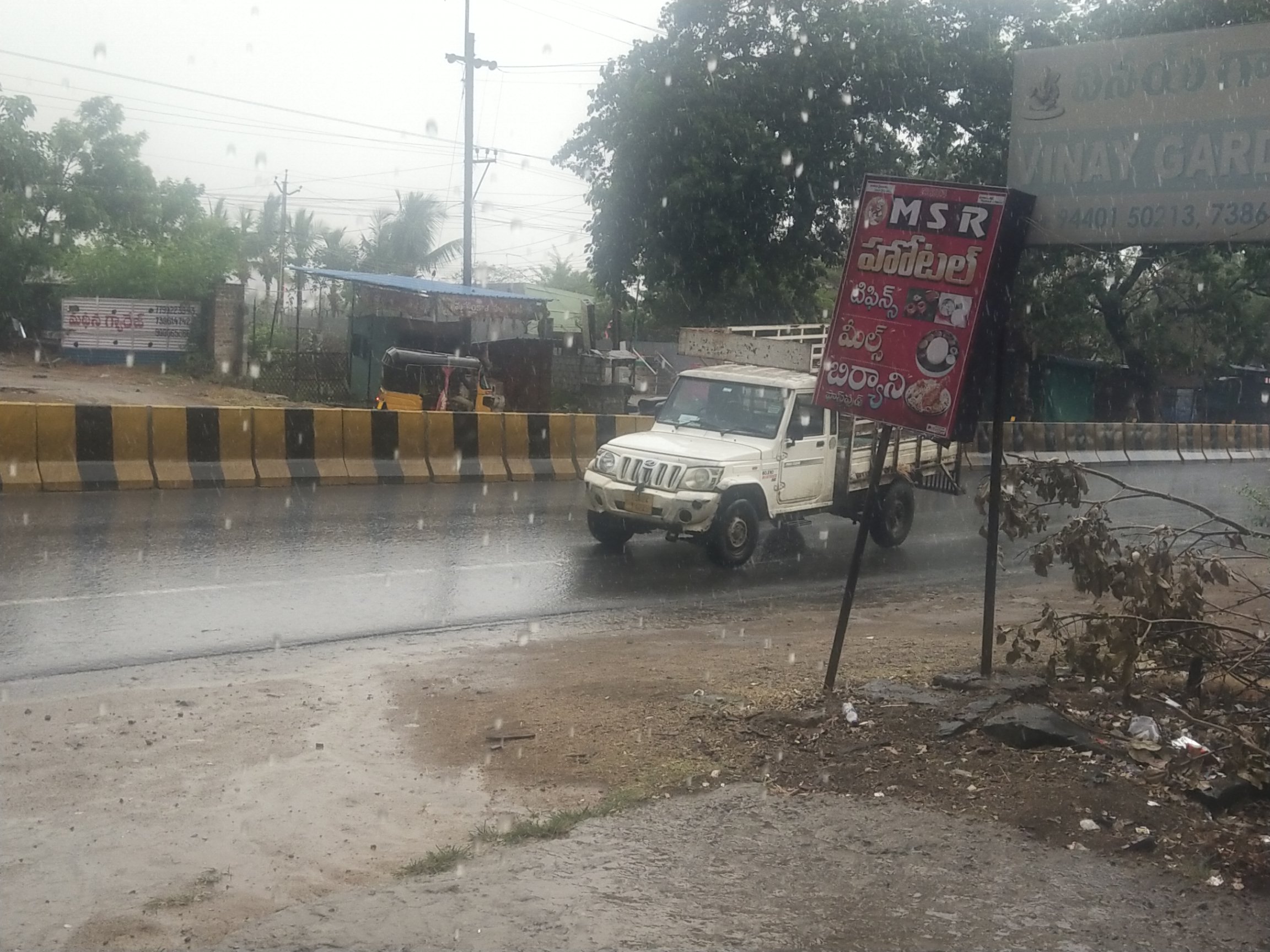వరంగల్ హన్మకొండజిల్లాలో పలు చోట్ల వర్షాలు