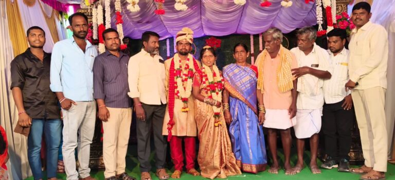 నూతన జంటను ఆశీర్వదించిన మాజీ మార్కెట్ చైర్మన్