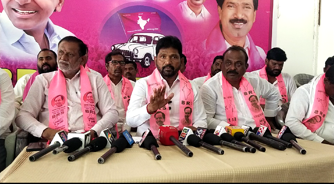 శ్రీహరి నియోజకవర్గ అభివృద్ధిపై దృష్టి పెట్టకుండా గొడవలు సృష్టిస్తున్నాడు– బీఆర్ఎస్ నేతలు