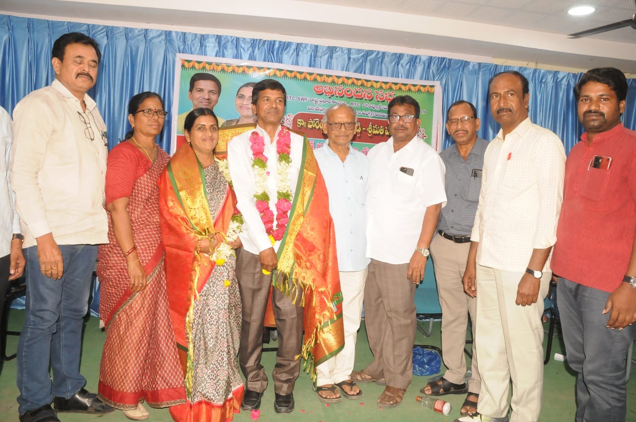 పోరెడ్డి పద్మజా దంపతులను సత్కరించిన అతిథులు
