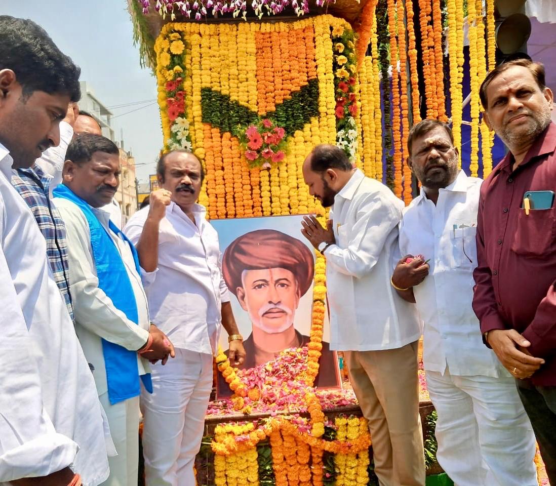 నివాళులు అర్పించిన బి ఆర్ ఎస్ రాష్ట్ర నాయకులు నాగేష్ ముదిరాజ్