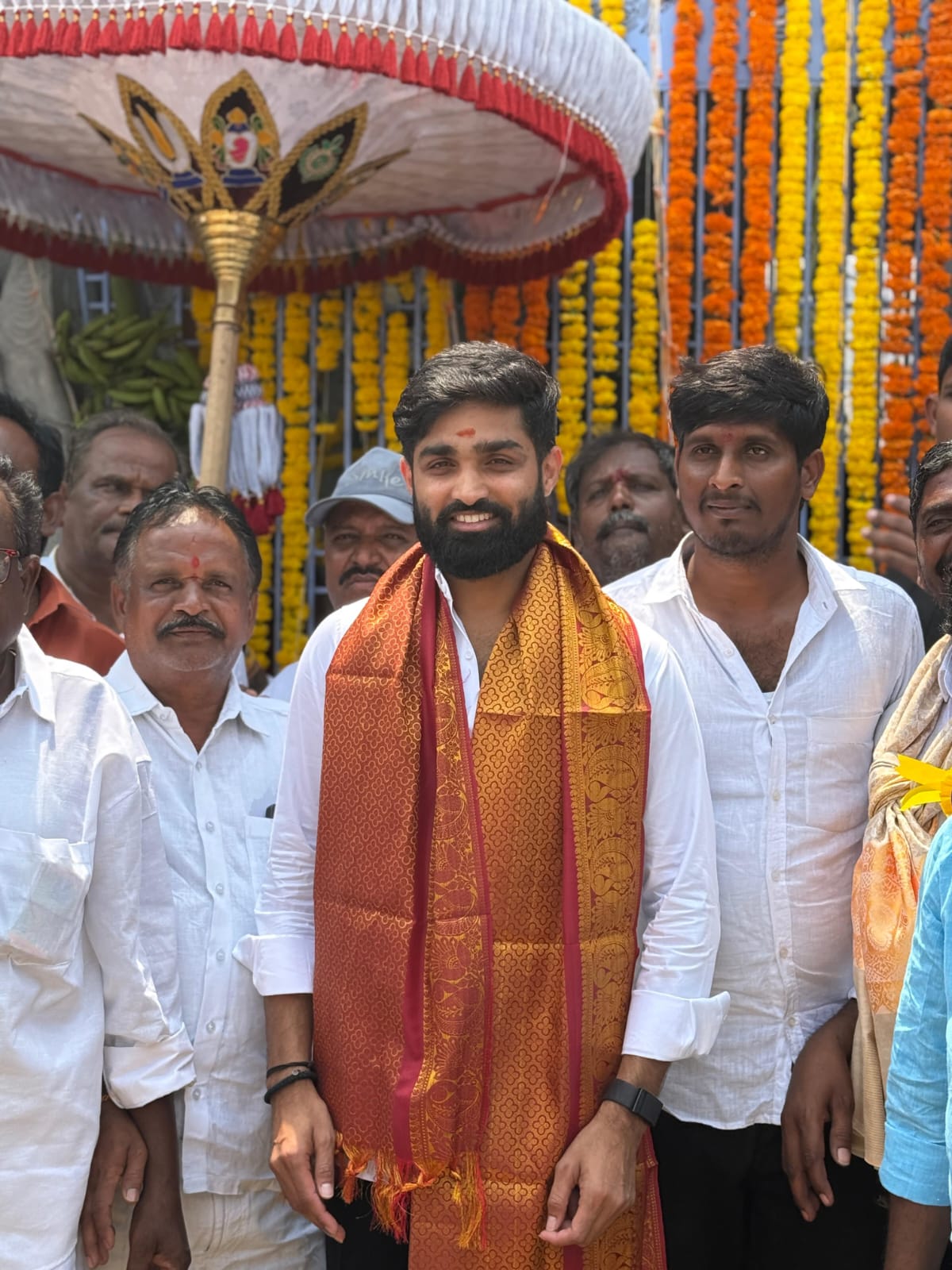 దేవాలయం ప్రారంభోత్సవ కార్యక్రమంలో పాల్గొన్న గుమ్మనూరు ఈశ్వర్