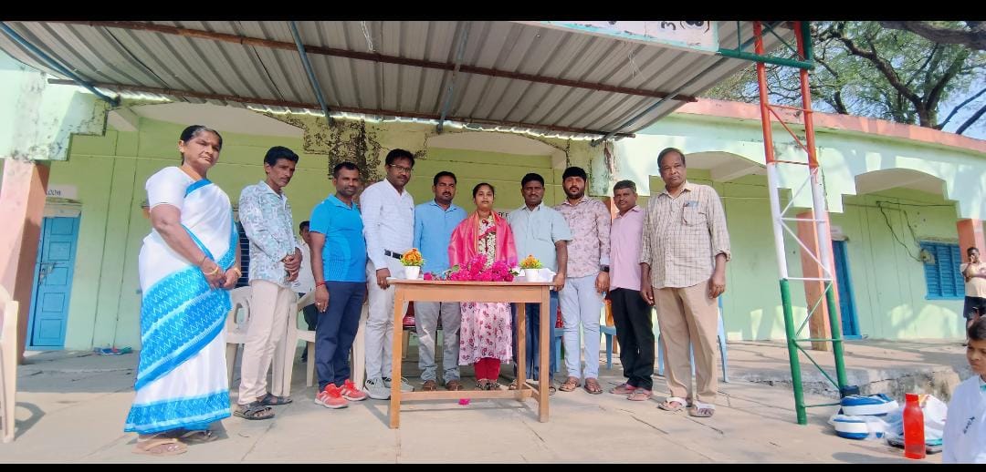 తమ్మడపల్లి జి:పాఠశాల టాపర్లను సత్కరించిన ఎంపీడీఓ