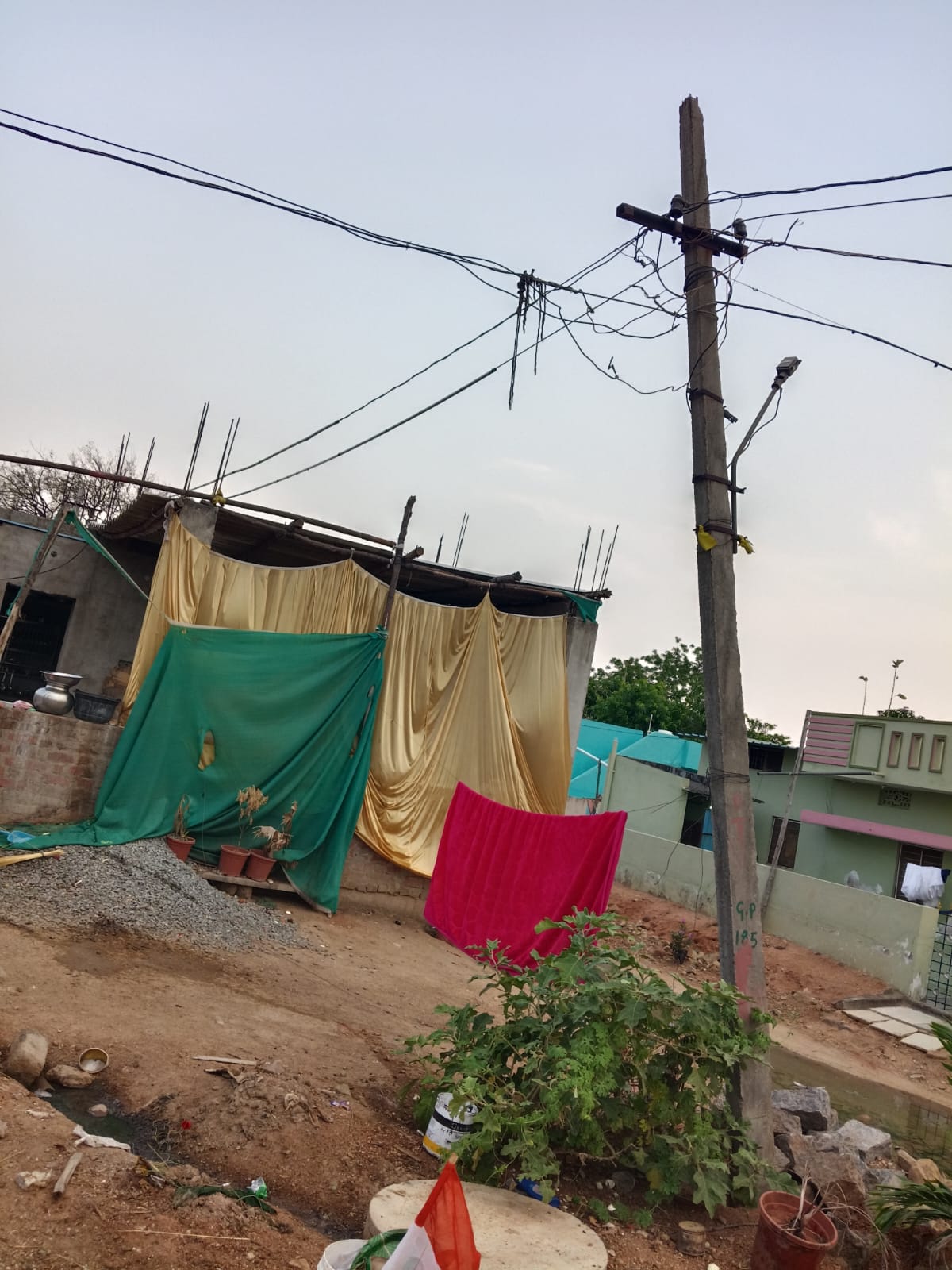 ప్రమాదకరంగా వేలాడుతున్న కరెంట్ తీగలు– అధికారులు స్పందించండి!