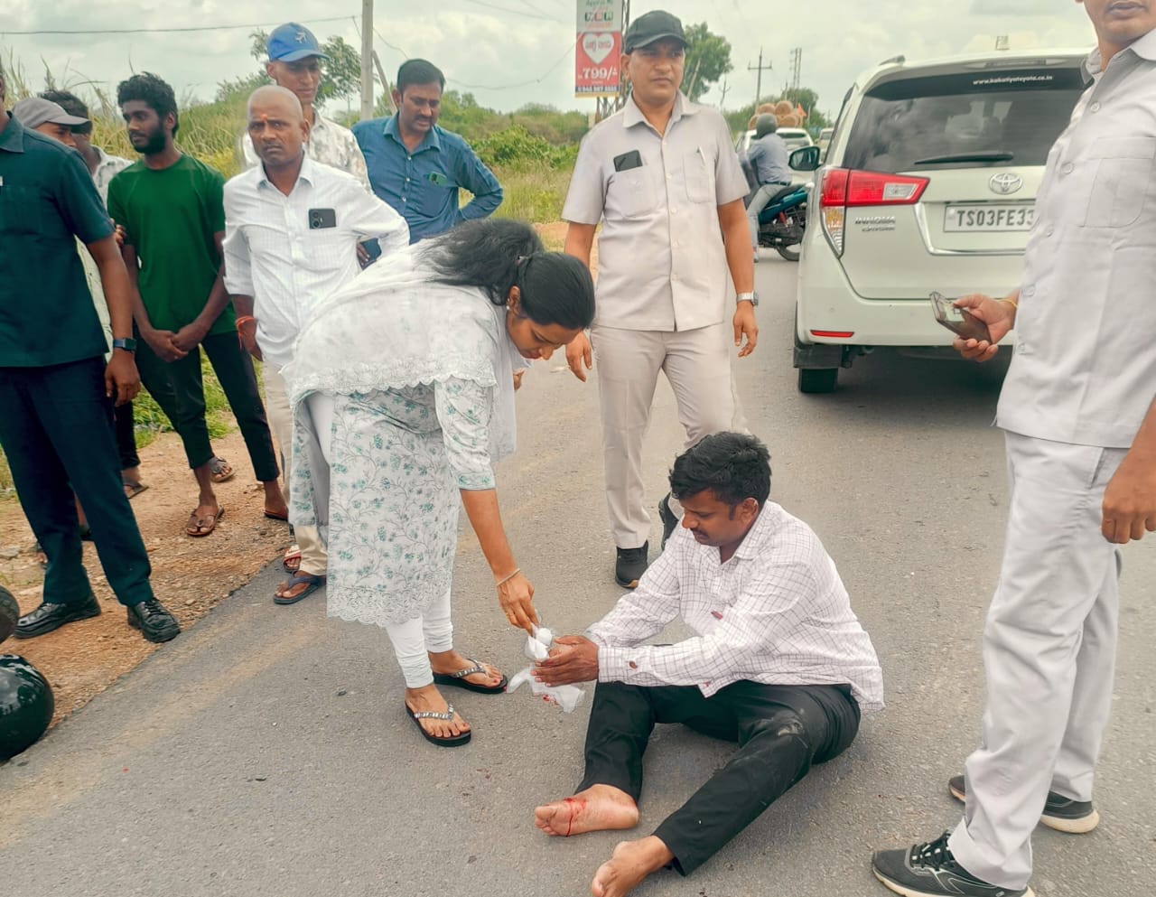 రోడ్డు ప్రమాదంలో గాయపడినవారికి ప్రథమ చికిత్స అందిస్తున్న ఎంపి కావ్య