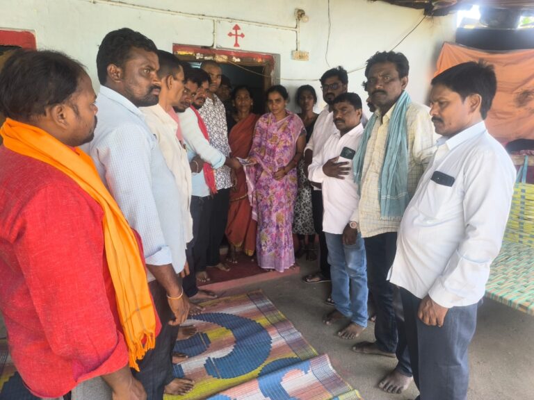 ఆర్థిక సహాయం అందించిన కార్మికులు