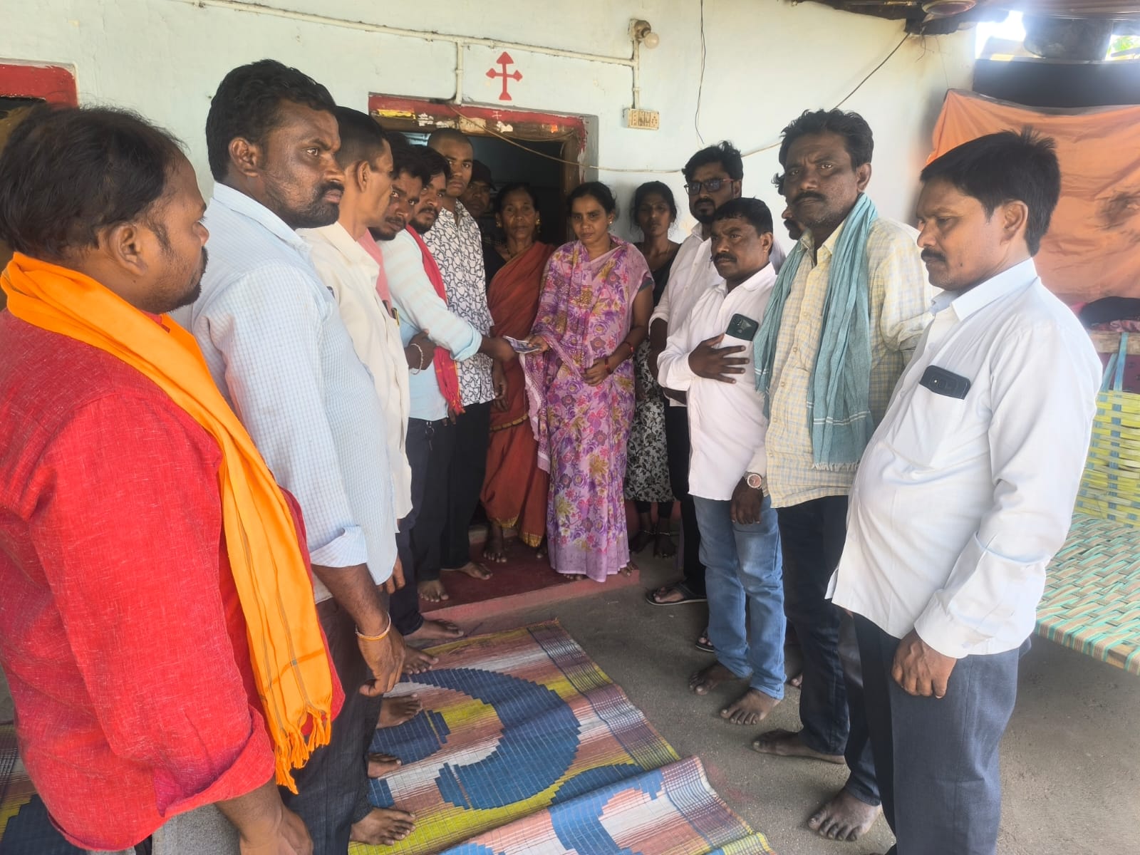 ఆర్థిక సహాయం అందించిన కార్మికులు