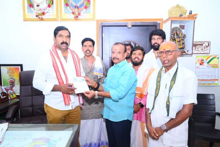 ఎల్లమ్మ విగ్రహ ప్రతిష్ఠ మహోత్సవానికి ఎమ్మెల్యే నాగరాజుకు ఆహ్వానం