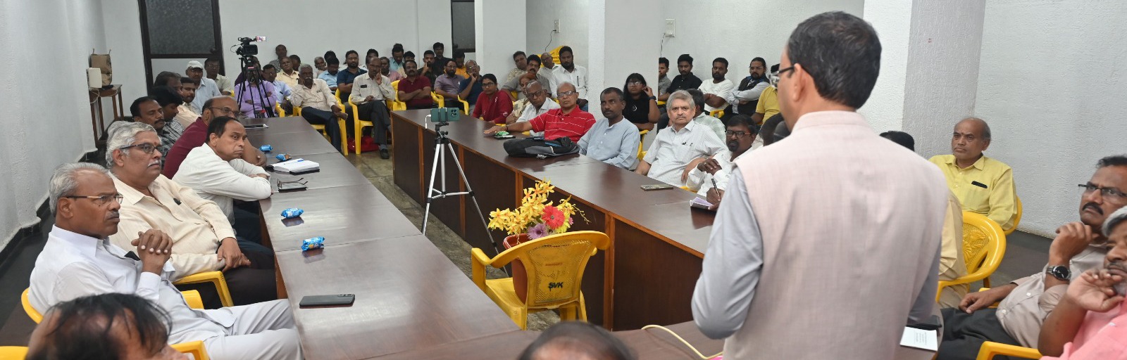 చర్చా గోష్టిలో ప్రొఫెసర్ మాడభూషి శ్రీధర్ ఆచార్యులు