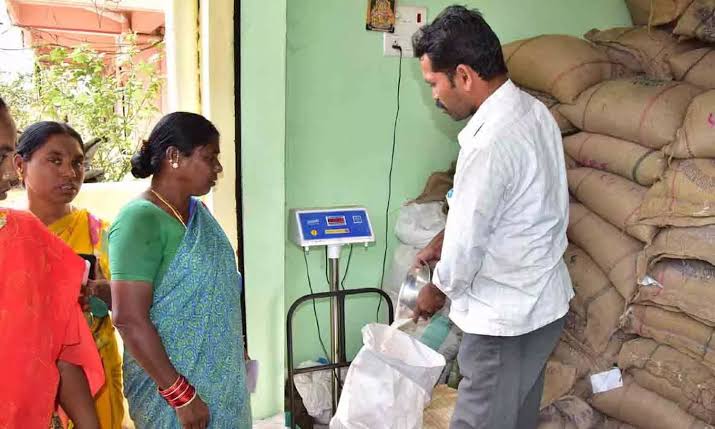 హన్మకొండలో రేషన్ బియ్యం పంపిణీలో అవకతవకలు