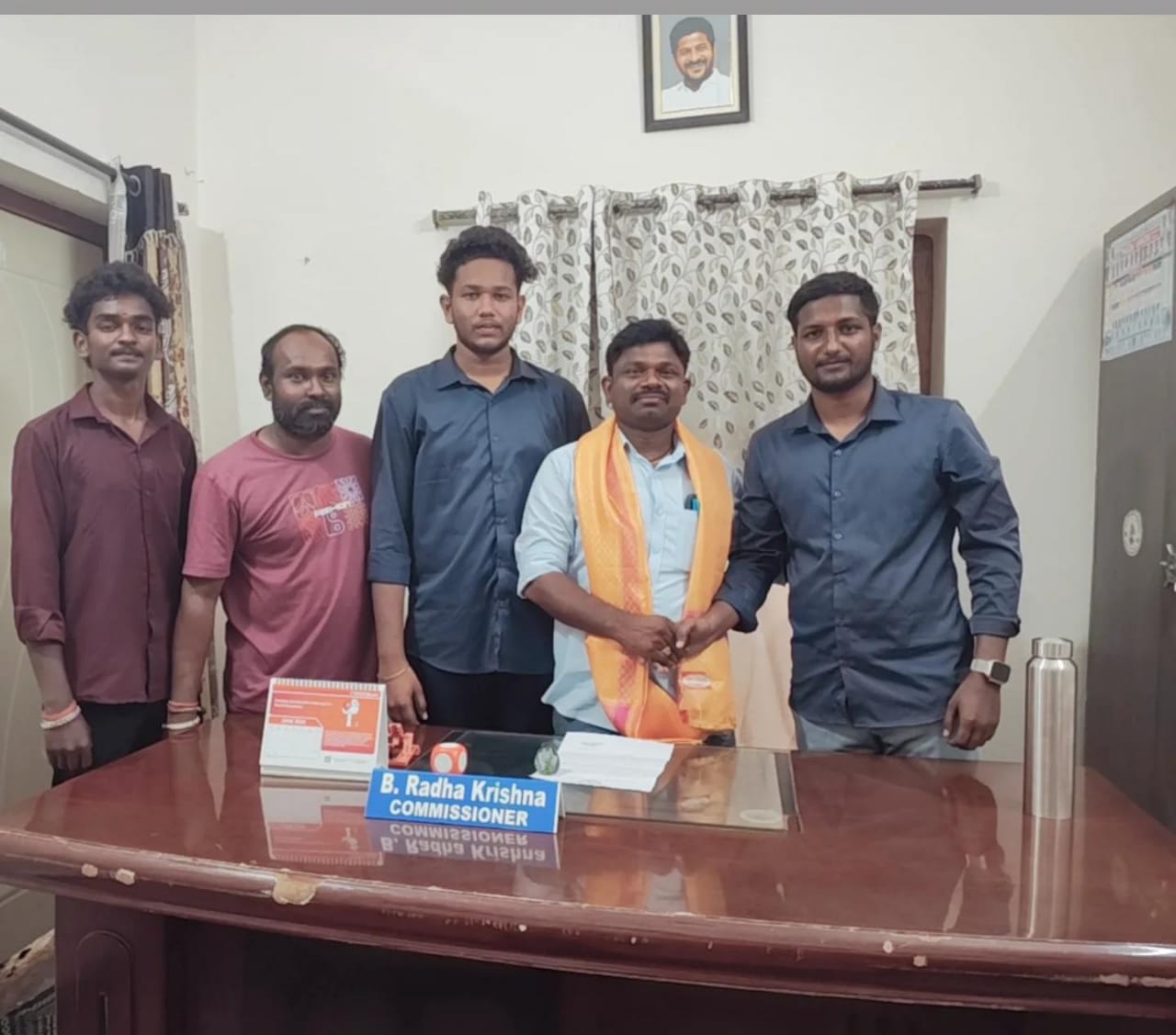 కమిషనర్‌ను కలిసిన యువ నాయకులు