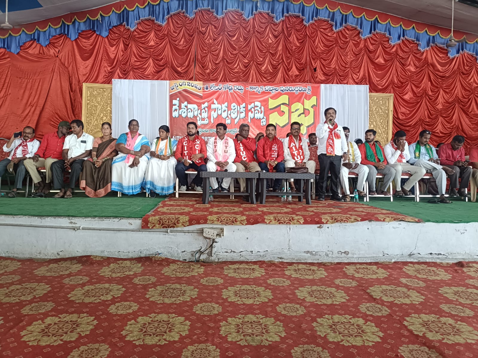 కార్మిక సంఘాల నేతల హెచ్చరిక