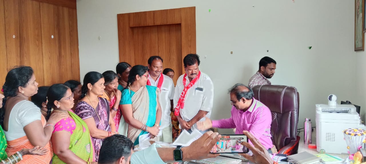 మధ్యాహ్న భోజన రాష్ట్ర అధ్యక్షులు యెలమొని స్వప్న