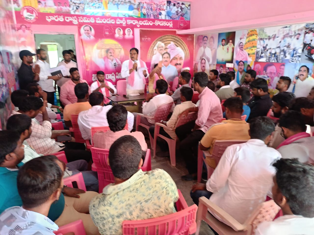 యూత్ సోషల్ మీడియా నాయకులతో మాజీ మంత్రి ఎర్రబెల్లి దయాకర్ రావు