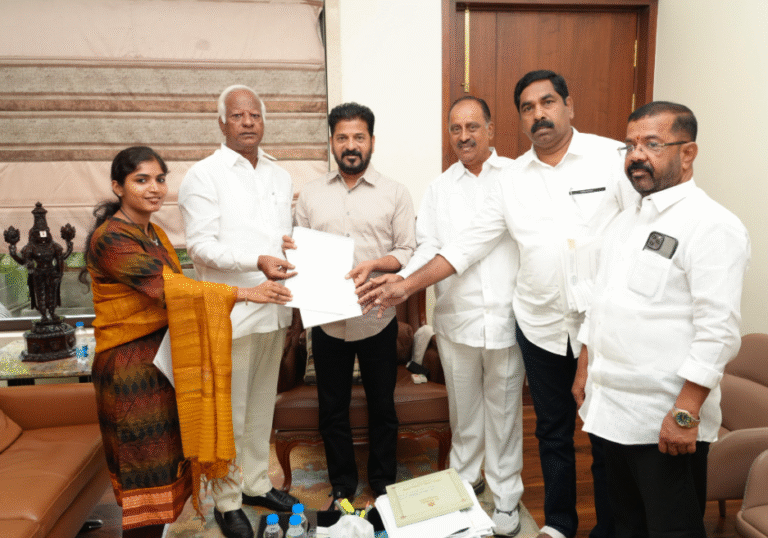 ఎమ్మెల్యేల బృందం.