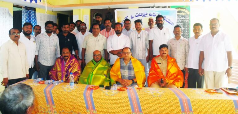 తల్లాడ ప్రెస్ క్లబ్ ఆధ్వర్యంలో నిరుపేదలకు దుప్పట్లు పంపిణీ