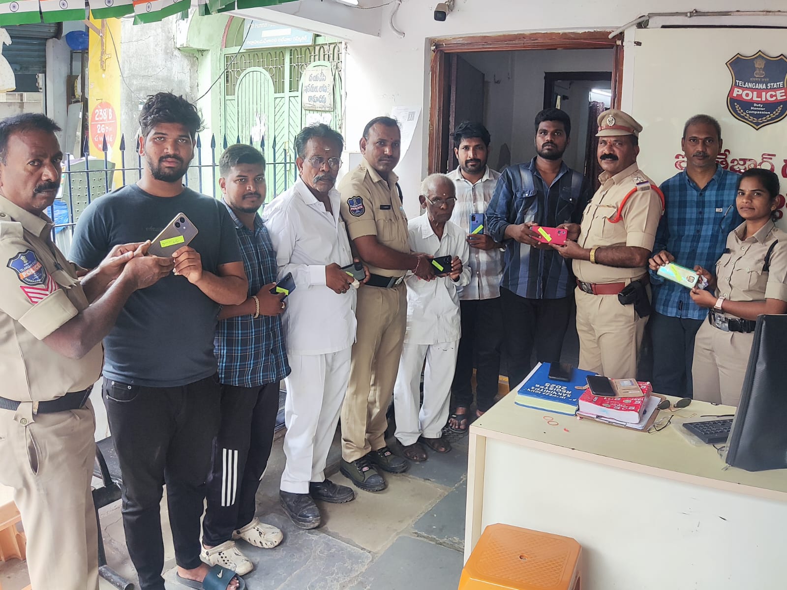 పోగొట్టుకున్న మొబైల్స్ తిరిగి యజమానులకు అప్పగింత