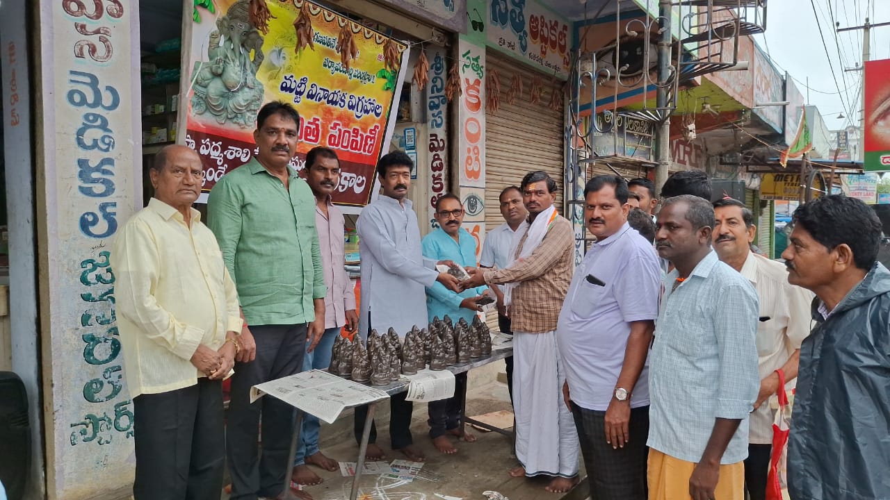 పోప పద్మశాలి సంఘం ఆధ్వర్యంలో మట్టి విగ్రహాల పంపిణీ