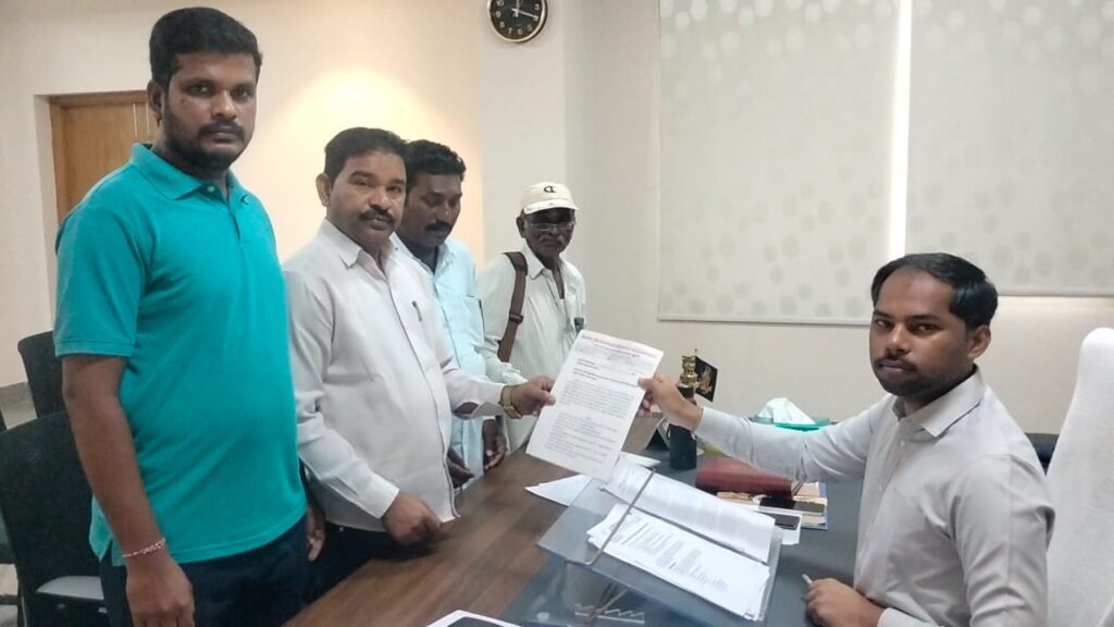 అదనపు కలెక్టర్ పింకేష్ కుమార్ కు వినతి పత్రం అందజేసిన గ్రామపంచాయతీ యూనియన్ జిల్లా నేతలు