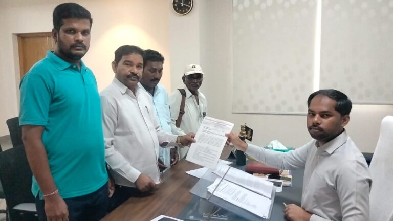 అదనపు కలెక్టర్ పింకేష్ కుమార్ కు వినతి పత్రం అందజేసిన గ్రామపంచాయతీ యూనియన్ జిల్లా నేతలు