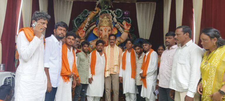 గణనాథుల వద్ద ప్రత్యేక పూజలు పాల్గొన్న దయాకర్ రెడ్డి