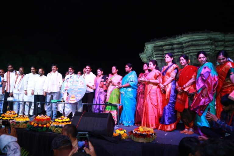 వేయి స్తంభాల దేవాలయంలో బతుకమ్మ సంబరాలు