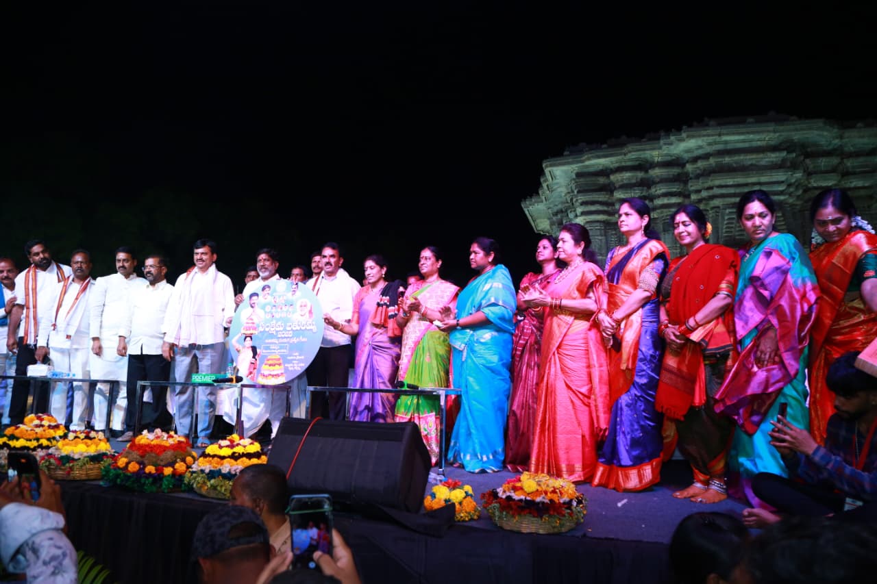 వేయి స్తంభాల దేవాలయంలో బతుకమ్మ సంబరాలు