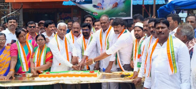 పరకాల పట్టణంలో ఘనంగా ఎమ్మెల్యే రేవూరి ప్రకాష్ రెడ్డి జన్మదిన వేడుకలు.