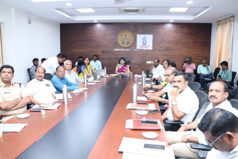 వరద సహాయక చర్యలను అధికారులు పకడ్బందీగా అందించాలి