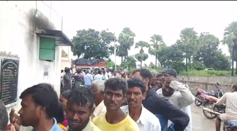ఉమ్మడి రేగొండ మండలంలో యూరియా కోసం రైతుల ఎదురుచూపులు