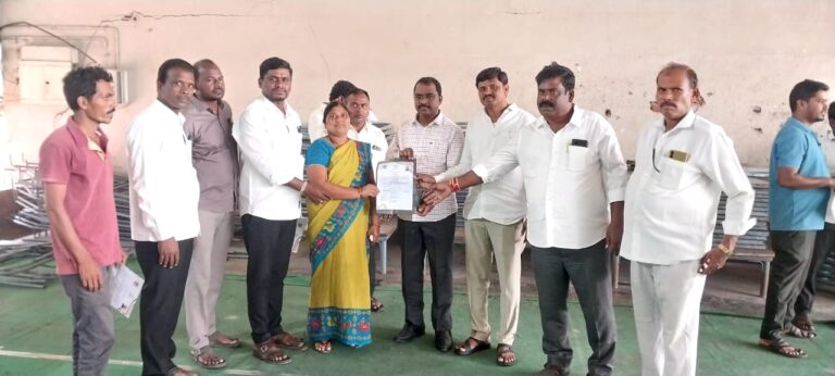 కొండాపూర్ మండలం మల్కాపూర్ గ్రామం సంబంధించిన నూతన రేషన్ కార్డు పంపిణీ చేయడం జరిగింది ఈ కార్యక్రమంలో,తాసిల్దార్ అశోక్,ఆర్ ఐ రాజు, మార్కెట్ కమిటీ చైర్మన్ సడాకుల కుమార్,మాజీ ఎంపీటీసీ నరసింహారెడ్డి . కాంగ్రెస్ సీనియర్ నాయకుడు,మామిడిపల్లి అనిల్ కుమార్, పళ్ళు నాయకులు ఈ కార్యక్రమాన్ని విజయవంతం చేయడం జరిగింది,