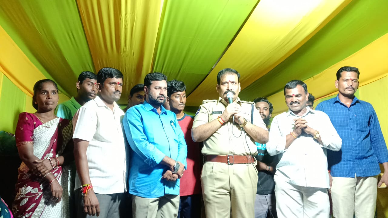 యువత ప్రతిభాపాటవాలను అలవర్చుకొని సన్మార్గంలో సమాజ హితం కోసం పని చేయాలి