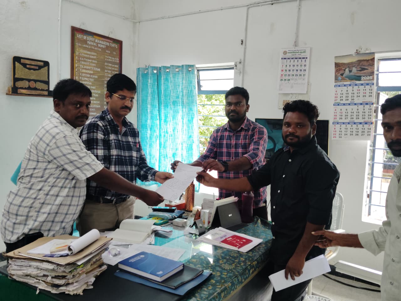 నిరుపేద నిరుద్యోగులకు అందని ఆర్టీసీ కండక్టర్ ఉద్యోగాలు...