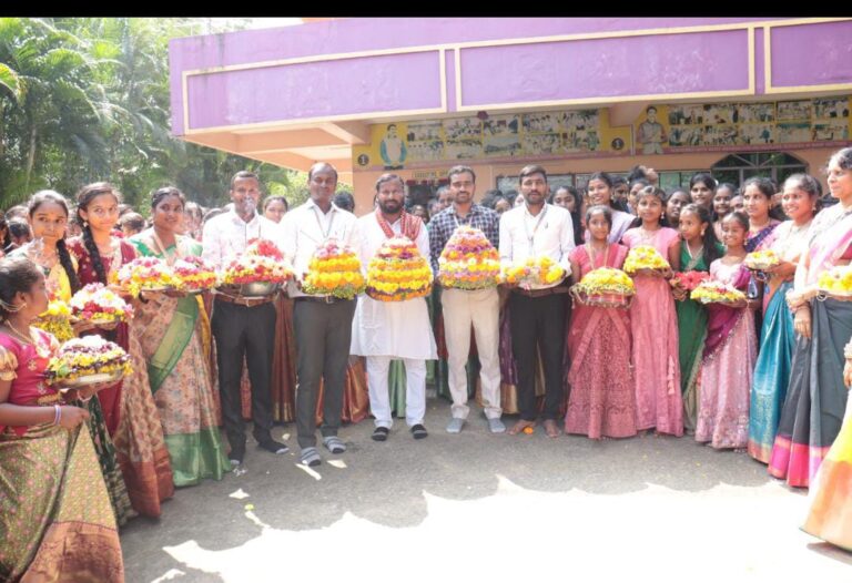 •ఏకశిల ఈ - టెక్నో పాఠశాలలో ముందస్తుగా బతుకమ్మ వేడుకలు