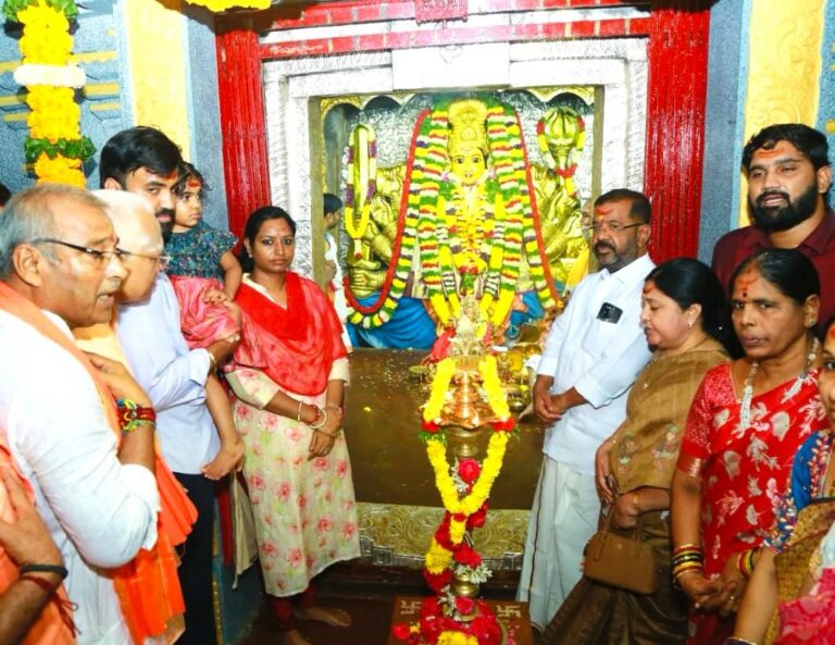 భద్రకాళి అమ్మవారిని దర్శించుకున్న-వరంగల్ ఎం.పీ