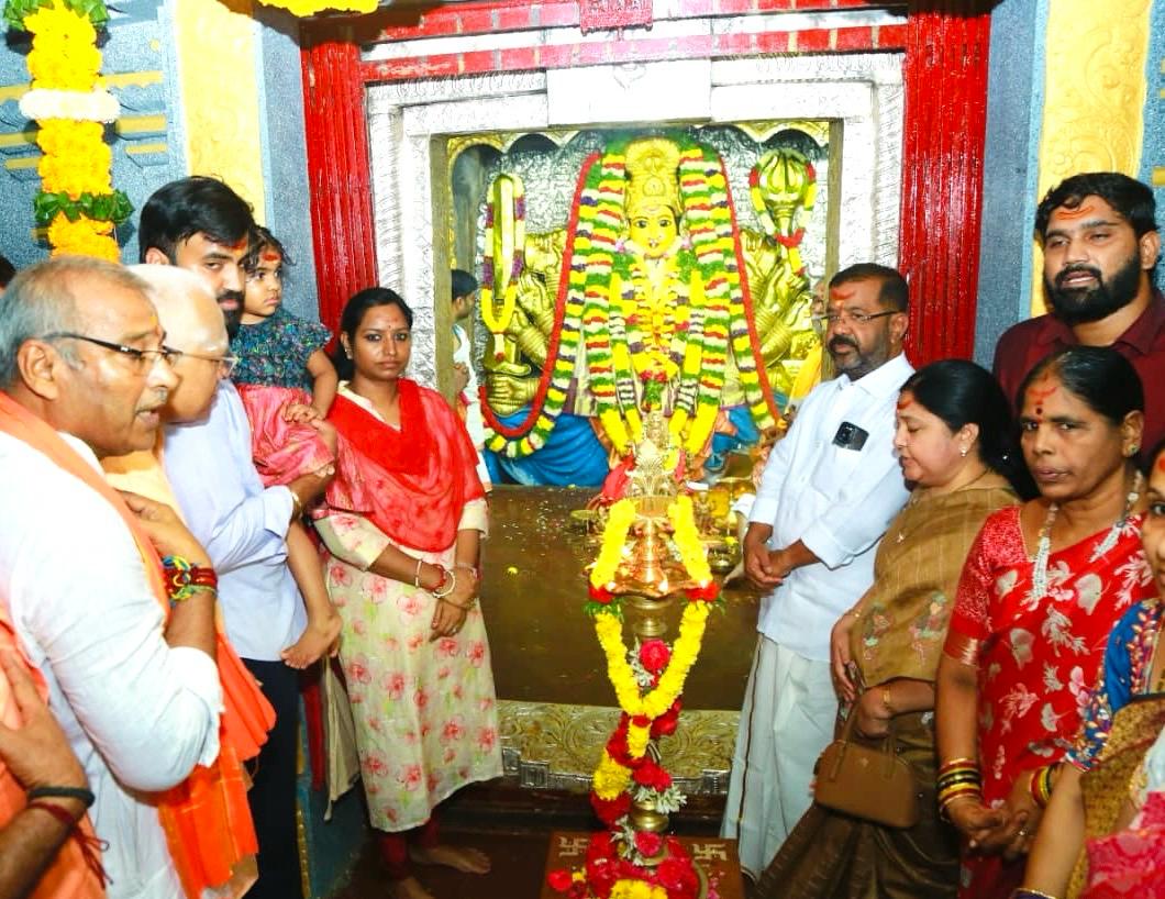 భద్రకాళి అమ్మవారిని దర్శించుకున్న-వరంగల్ ఎం.పీ
