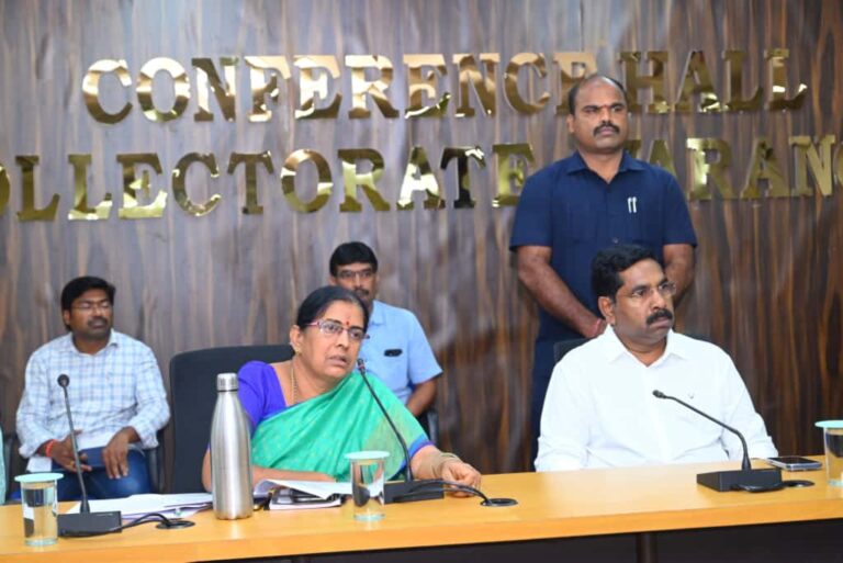 వరంగల్ జిల్లా పర్వతగిరి మండలంలోని వివిధ గ్రామాల్లో సద్దుల బతుకమ్మ దసరా పండుగ కోసం వర్ధన్నపేట ఎమ్మెల్యే కె.ఆర్ నాగరాజు సమీక్ష సమావేశం నిర్వహించినారు వరంగల్ జిల్లా కలెక్టర్ ప్రాంగణంలో అదనపు కలెక్టర్ సంధ్యారాణి అధ్యక్షతన సమీక్ష సమావేశం నిర్వహించడం జరిగింది గ్రామాల్లో నెలకొన్నటువంటి సమస్యలపై అధికారులు శ్రద్ధ వహించవలనని ఎమ్మెల్యే కే.ఆర్ నాగరాజు పలు సూచనలు చేసినారు భద్రతా పరిశుభ్రత తాగునీరు విద్యుత్ ట్రాఫిక్ పార్కింగ్ ఆరోగ్య సదుపాయాలన్నీ ఏర్పాట్ల సక్రమంగా నిర్వహించవలెను ప్రజలందరూ శాంతియుత వాతావరణంలో పండుగలు జరుపుకోవాలని అన్నారు.