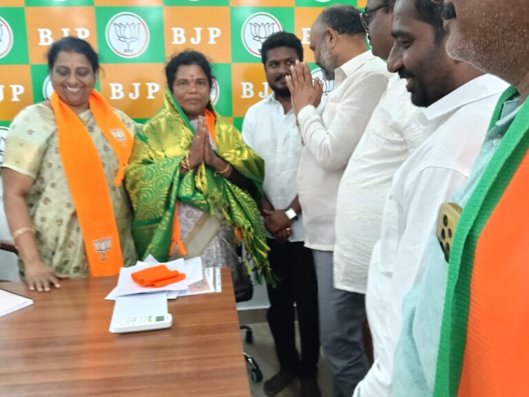 బిజెపి నాయకురాలు పూజారి లక్ష్మీదేవికి ఘన సన్మానం