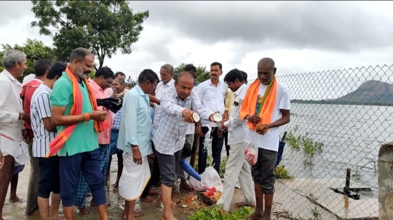 ఆకర్షనీయంగా చెరువు మత్తడి