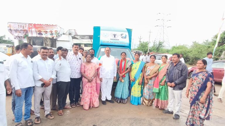 మహిళా శక్తి ఆధ్వర్యంలో సంచార చేపల విక్రయ వాహనం
