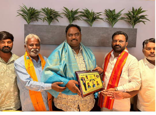 దళిత రత్న అవార్డు అందుకున్న- సీనియర్ జర్నలిస్ట్