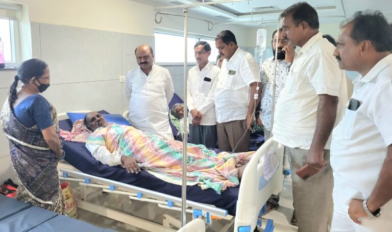 బొల్లె బిక్షపతిని పరామర్శించిన చల్లా ధర్మారెడ్డి