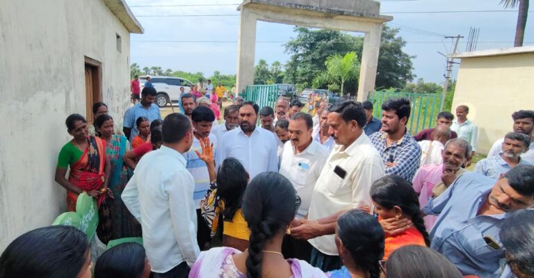 వడ్డె కుమారస్వామి కుటుంబాన్ని పరామర్శించిన మాజీ మంత్రి
