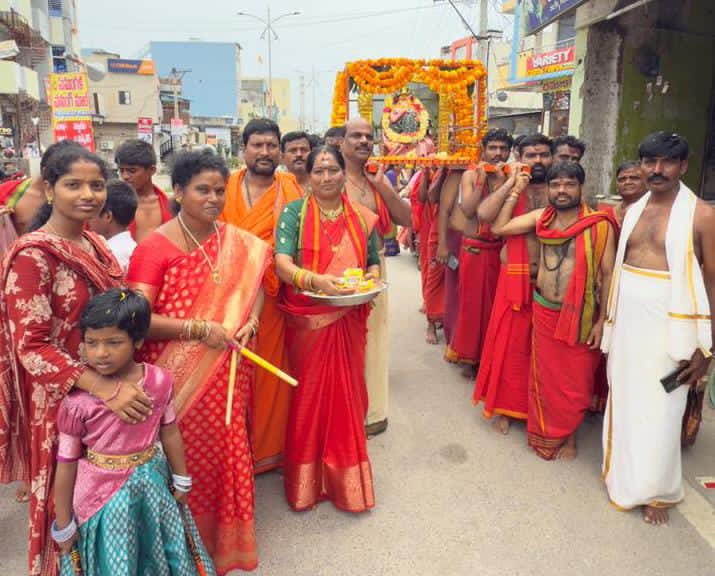 రాజరాజేశ్వరి అవతారంలో అమ్మవారు