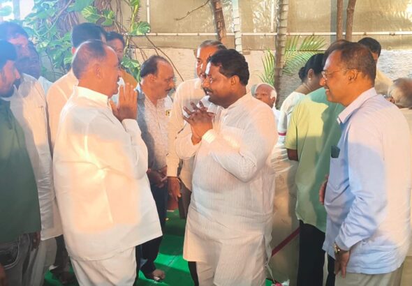 నర్సంపేట ఎమ్మెల్యే దొంతి మాధవ రెడ్డిని పరామర్శించిన పరకాల ఎమ్మెల్యే రేవూరి ప్రకాశ్ రెడ్డి