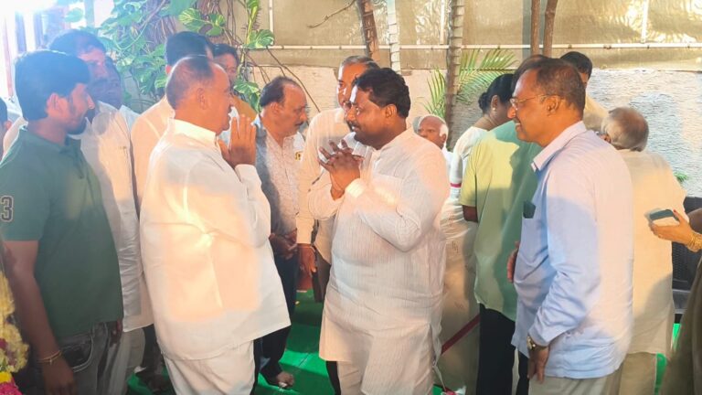 నర్సంపేట ఎమ్మెల్యే దొంతి మాధవ రెడ్డిని పరామర్శించిన పరకాల ఎమ్మెల్యే రేవూరి ప్రకాశ్ రెడ్డి